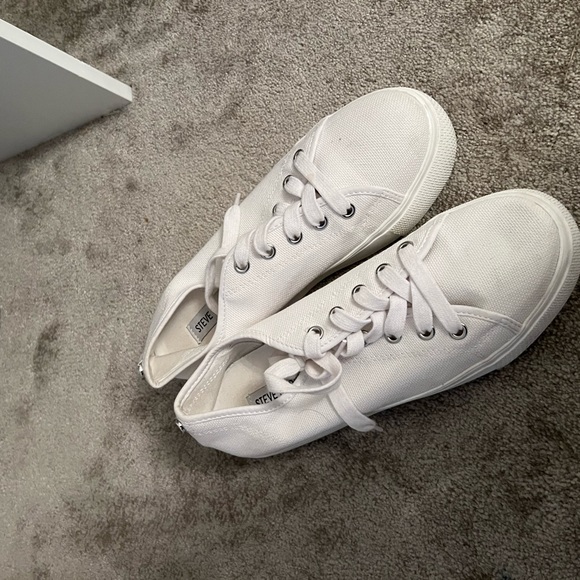 Sneakers - Picture 2 of 4